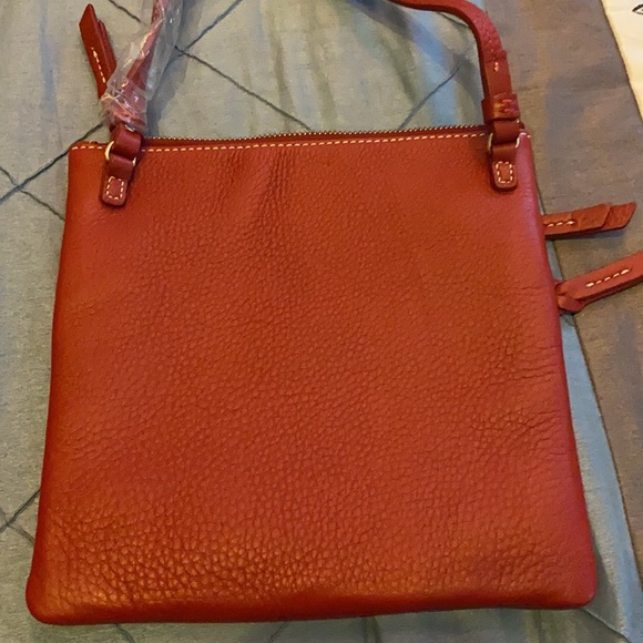 Dooney & Bourke north/south triple zip red leather. - Picture 5 of 7